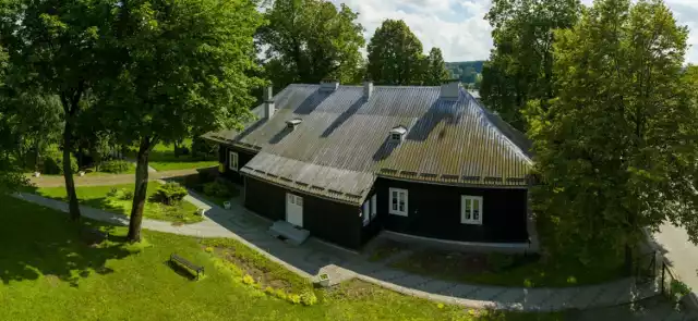 Dawny dworek Sanguszków w Skrzyszowie po tym, jak wyprowadziło się z niego przedszkole, od półtora roku stoi pusty i czeka na remont