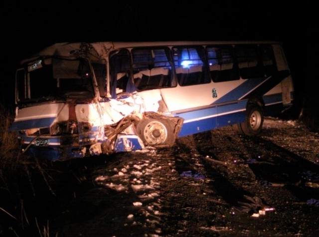 Skradziony autobus i kierowce odnaleziono w przydrożnym rowie