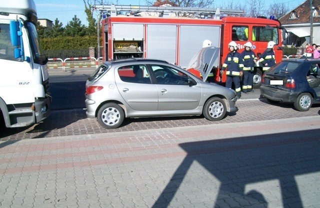 Wypadek w Strzałkowie. Zderzyły się trzy samochody