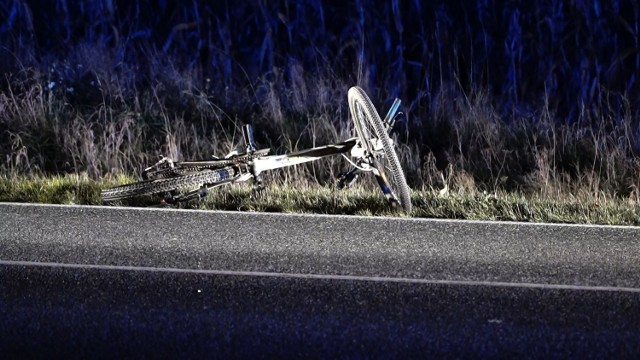 Groźny wypadek w Samoklęskach Dużych niedaleko Szubina. Samochód dostawczy potrącił rowerzystę. Cyklista był nieprzytomny, ale dzięki interwencji medyków odzyskał przytomność. 

Na miejsce zadysponowano jeden zastęp z JRG nr 1 Nakło, dwa zastępy z Szubina, jeden z OSP Tur oraz policję i pogotowie.