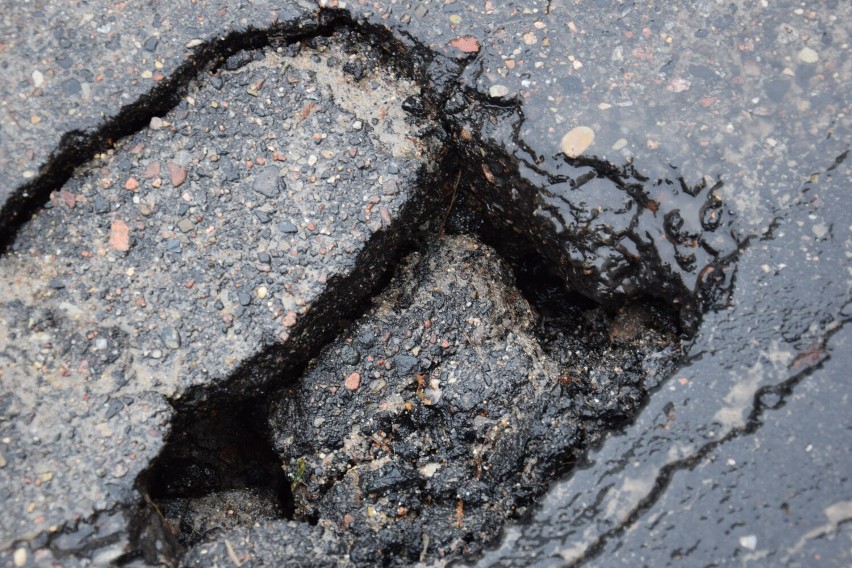 Na „starej” Koszalińskiej w Szczecinku zapada się asfalt [zdjęcia]