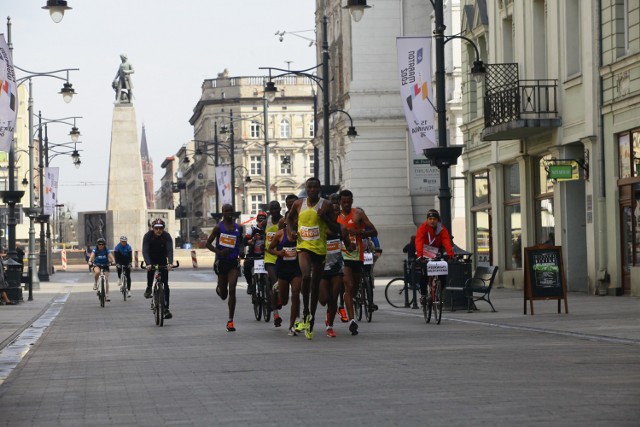 DOZ Maraton Łódź 2016, ul. Piotrkowska / W biegu wzięło udział ponad 2 tys. biegaczy. Długość trasy, jaką pokonali wynosiła 42,195 km. Najszybszy wśród mężczyzn był Abraw Misganaw z Etiopii (02:13:24), najszybszą zawodniczką wśród kobiet - Mutga Racheal Jemutai,  (02:31:41)