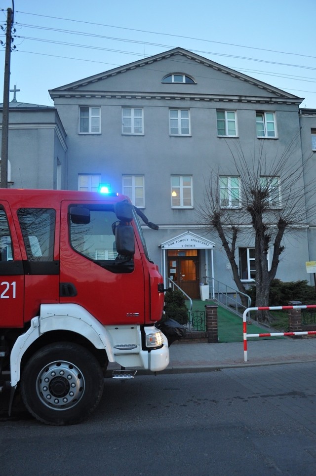 Straż pożarna, policja i pogotowie wezwane do DPS na ul. Farnej. Jeden z mieszkańców wyszedł na dach budynku