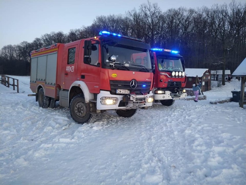 Załamał się lód pod grupą osób w Mściwojowie na Dolnym Śląsku. Na ratunek przybyły osoby morsujące w pobliżu [ZDJĘCIA]