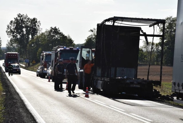 W Suchatówce spłonął tir z meblami. Ogień gasiło aż 10 zastępów straży pożarnej.

Informację o pożarze w Suchatówce (pomiędzy Toruniem a Inowrocławiem) strażacy odebrali przed godz. 15. Na miejsce od razu wysłano kilka zastępów. - Droga krajowa nr 15 jest całkowicie zablokowana - mówił po 15 st. kpt. Arkadiusz Piętak, rzecznik Komendy Wojewódzkiej PSP w Toruniu.

Nie wiadomo, co było przyczyną pożaru.


Info z Polski - przegląd najciekawszych informacji ostatnich dni w kraju

