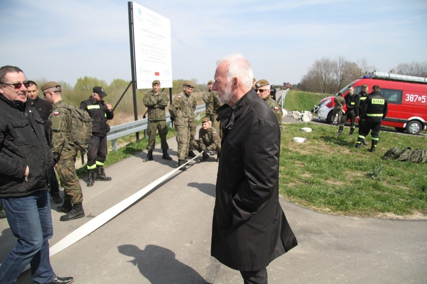 Terytorialsi składali zaporę przeciwpowodziową, napełniali worki piaskiem i uczyli się zwijać strażackie węże [ZDJĘCIA]