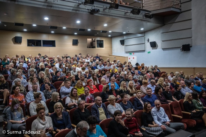 Chrząkająca Anna Dereszowska i palący cygara Mikołaj Roznerski na dużej scenie Stargardzkiego Centrum Kultury