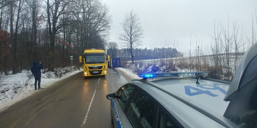 Wypadek na drodze między Wolą Malowaną a Kobielami Wielkimi. Bus przewrócił się na bok