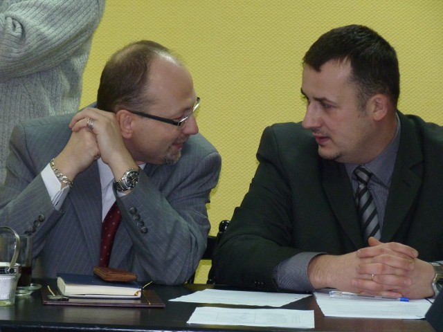 Nowy burmistrz Kamieńska Bogdan Pawłowski (z lewej) i nowy przewodniczący rady Jarosław Koźlik