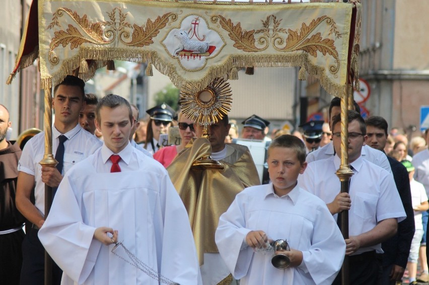 BOŻE CIAŁO: Uroczysta procesja w Kobylinie [ZDJĘCIA + FILM]