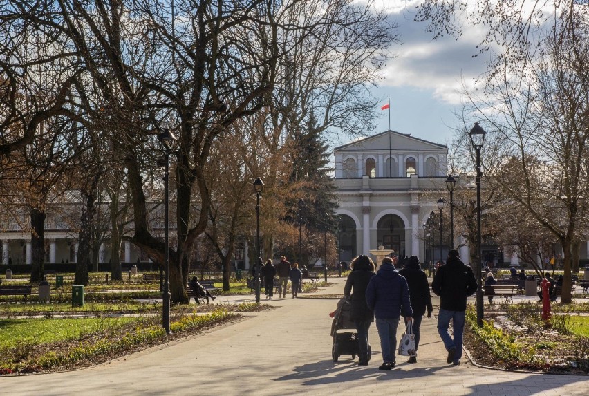 Park Zdrojowy w Busku-Zdroju w soboty i niedzielę był pełen...