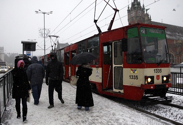 Na chodnikach wciąż ślisko, ale ma być lepiej