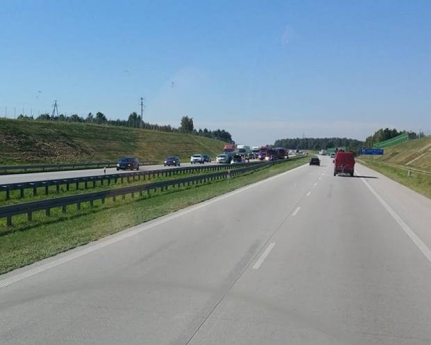 Pożar auta na autostradzie A1 koło Łodzi. Utrudnienia w stronę Katowic. ZDJĘCIA