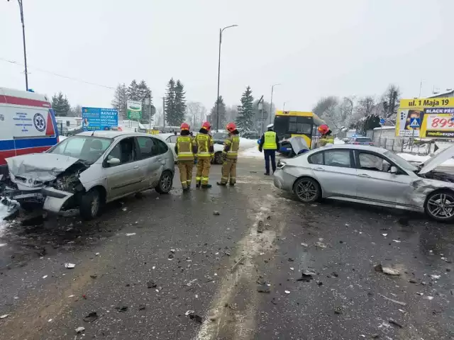 Zderzenie BMW i renaulta na skrzyżowaniu w Pińczowie.