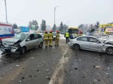 BMW i renault zderzyły się na skrzyżowaniu ulic w Pińczowie. Jedna osoba została ranna