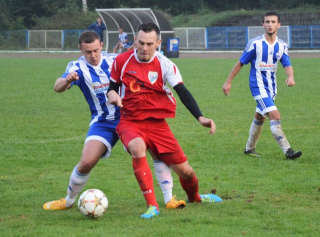 Bartosz Praciak (z prawej) napastnik Unii w walce w polu karnym Zatorzanki Zator