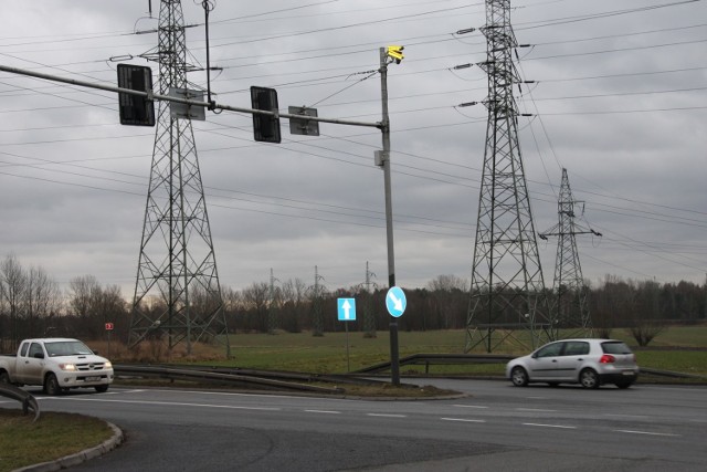 W wielu polskich miastach, w tym również w Krakowie, pojawią się specjalne urządzenia monitorujące wjazd pojazdów na skrzyżowanie na czerwonym świetle. 

Szczegóły na kolejnych zdjęciach