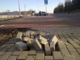 Ciężki pojazd uszkodził chodnik na ul. Piłsudskiego w Łowiczu