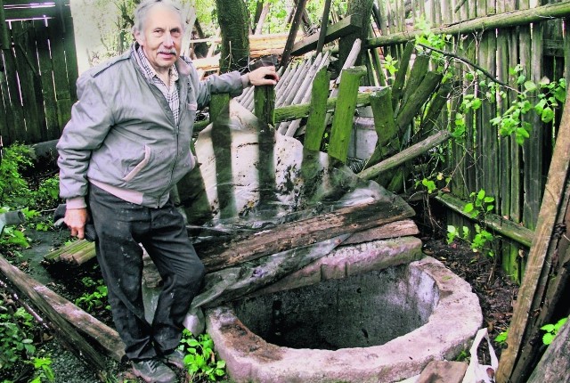Studnie w Bieganowie są puste. Sołtys Tadeusz Błazik przywozi wodę beczkowozem