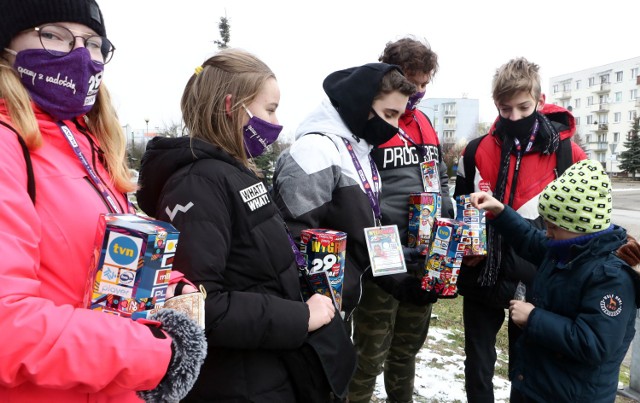 Zebranie podczas finału WOŚP tak pokaźnej kwoty to zasługa wielu osób pracujących jako wolontariusze.