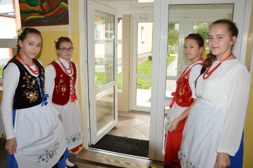 Uroczyste otwarcie Izby Kaszubskiej w szkole w Redkowicach ZDJĘCIA