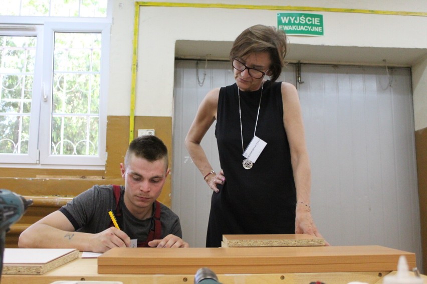 Nad prawidłowością przeprowadzenia końcowego sprawdzianu z umiejętności stolarskich nadzór sprawowała Okręgowa Komisja Egzaminacyjna z Poznania