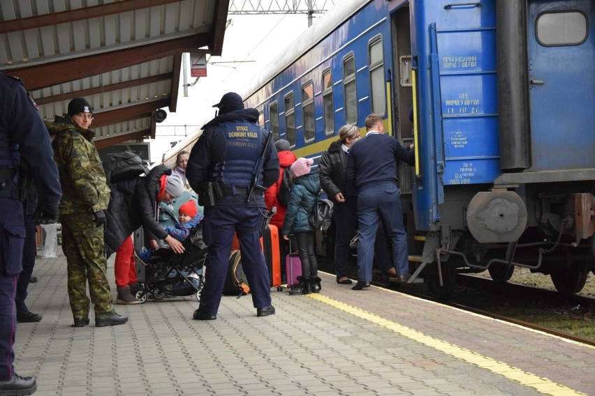 W piątek do Przemyśla docierały kolejne pociągi z uchodźcami...