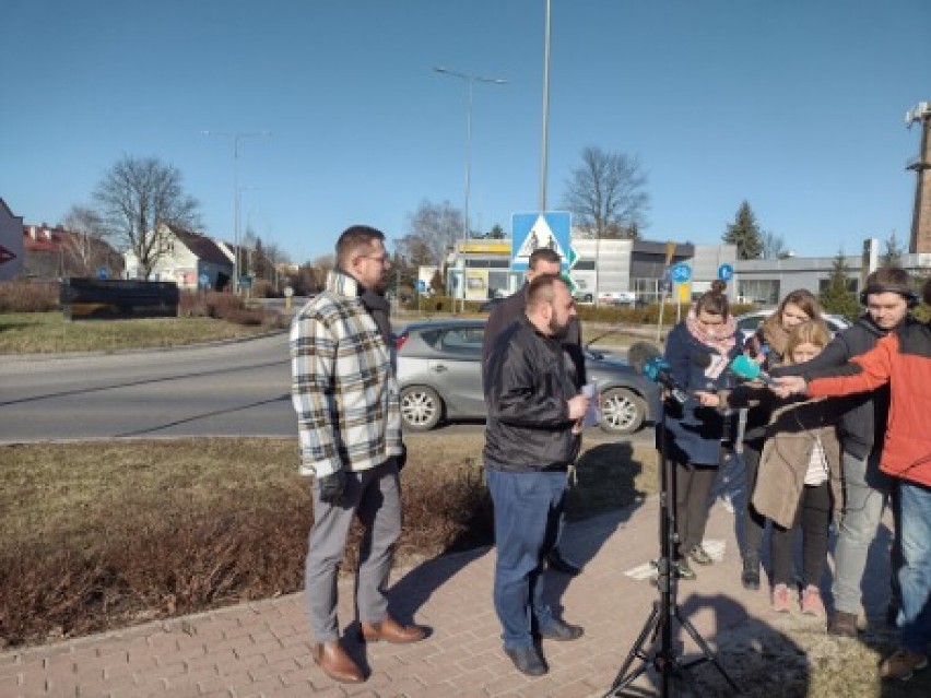 Elbląg. Dziennikarz "Tygodnika Solidarność" zdjął sierp i młot z tablicy informacyjnej cmentarza żołnierzy sowieckich