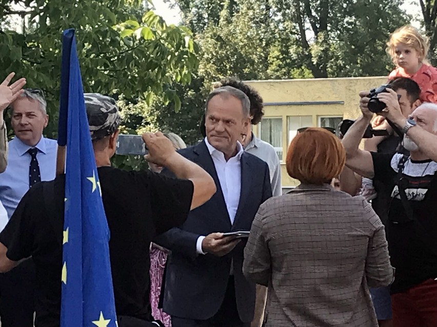 Donald Tusk w Cieszynie. Zobacz zdjęcia z briefingu na Moście Wolności