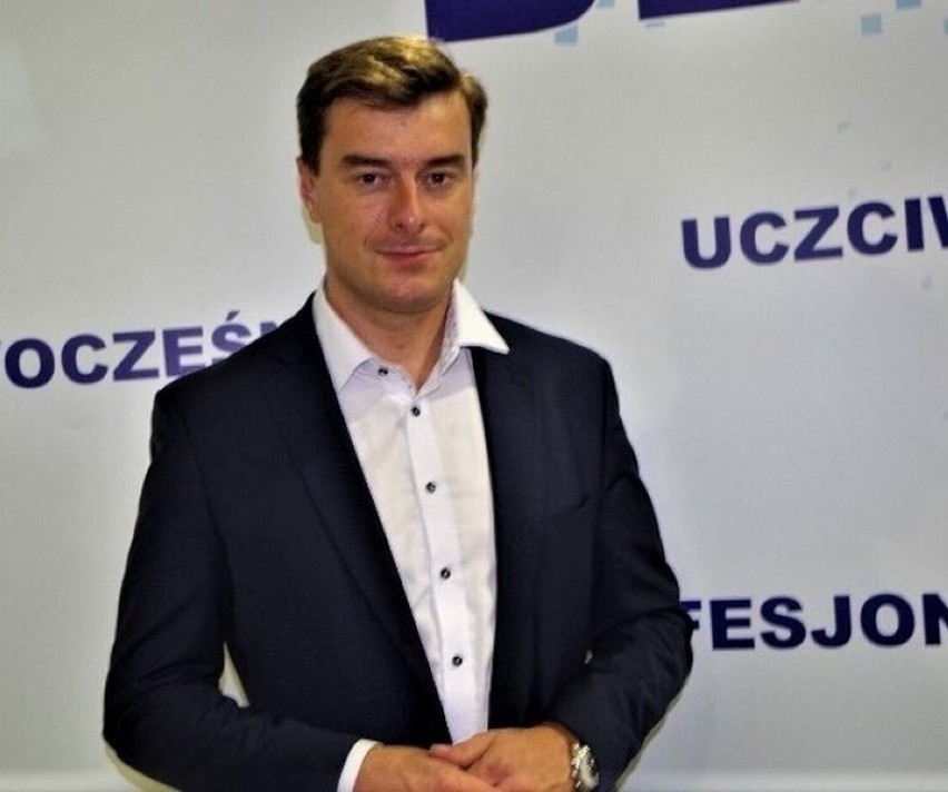 40 letni Grzegorz Rusiecki jest posłem i nauczycielem...