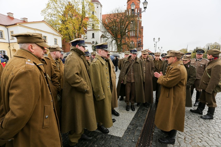 Jeńców poprowadzili przez miasto. Marsz Cieni przeszedł ulicami Białegostoku [ZDJĘCIA]