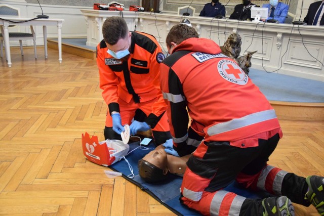 Sposób, w jaki należy używać defibrylatorów, zaprezentowali ratownicy WSPR w Przemyślu.