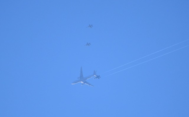 Moment tankowania F16 uchwycony nas świętokrzyskim niebem przez Mateusz Dudka . Więcej ujęć z tankowania F16 nad Świętokrzyskiem na kolejnych slajdach.