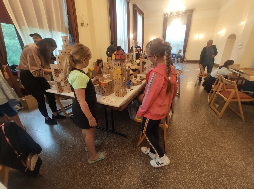 Dzieci budują Miasto Przyszłości w Domu Kultury w Zgorzelcu. To pomysł na kapryśną pogodę