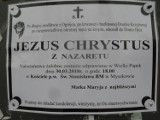 Klepsydra Jezusa z Nazaretu na tablicy z nekrologami w Myszkowie ZDJĘCIE