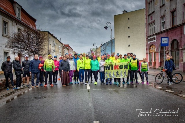 - Emocje rosną, bo na listach startowych jest 900 osób, z czego 600 osób opłaciło już swój start - pisze na profilu VII Biegu do Pustego Grobu brat Grzegorz Marszałkowski z Zakonu Braci Mniejszych Kapucynów. Bieg odbędzie się w Wielkanocny Poniedziałek, 22 kwietnia 2019 roku, o godz. 14.00.

III Oficjalny Trening VII Biegu do Pustego Grobu Próba Generalna odbędzie się w Niedzielę Palmową, o godz. 15.00.
- Każdy, kto kończy nasz bieg otrzymuje na mecie wyjątkowy medal - czytamy w informacji organizatorów. W najbliższy piątek, 15 marca na profilu biegu będzie można zobaczyć projekt tegorocznego medalu.

W tym roku z pakietem startowym każdy uczestnik otrzyma szybkoschnący ręcznik z haftem upamiętniającym VII bieg.
Brat Grzegorz Marszałkowski poinformował również na profilu biegu na FB, że zwyczajem lat ubiegłych, każdy kto w regulaminowym czasie (do 17 kwietnia 2019 r.) opłaci za start, dostanie spersonalizowany numer w własnym imieniem.

Limit startujących to 980 osób. Ok. 600 uczestników opłaciło swój start. Opłata wynosi od 50 zł.

POLECAMY:
Wcześniej niż zwykle, bo już 1 kwietnia rozpoczną kursy na Odrze statki Laguna i Zefir. Jest już zatwierdzony harmonogram rejsów

Które kamienice w Nowej Soli wypięknieją w tym roku? 

WIDEO: V Bieg do Pustego Grobu 2017
