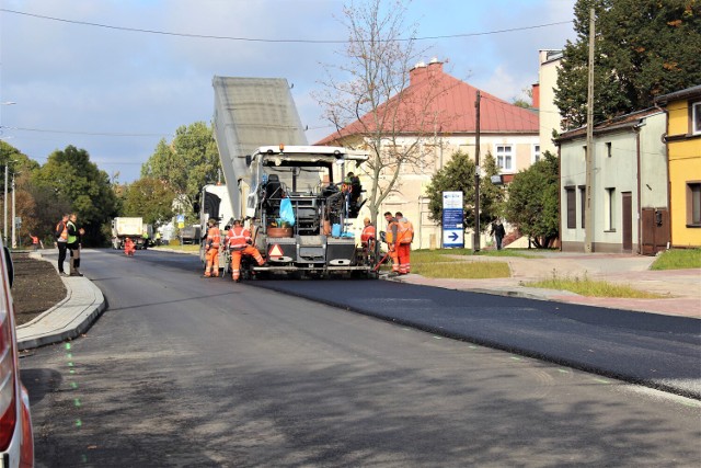 W tym tygodniu drogowcy wylewają ostatnią warstwę asfaltu