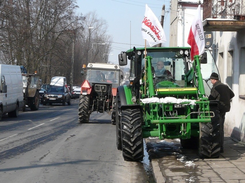 Rolnicy zablokowali drogi [ZDJĘCIA]