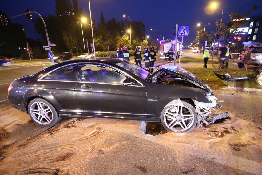Luksusowy mercedes rozbity w Kielcach, kierowca w szpitalu (WIDEO, ZDJĘCIA, AKTUALIZACJA)