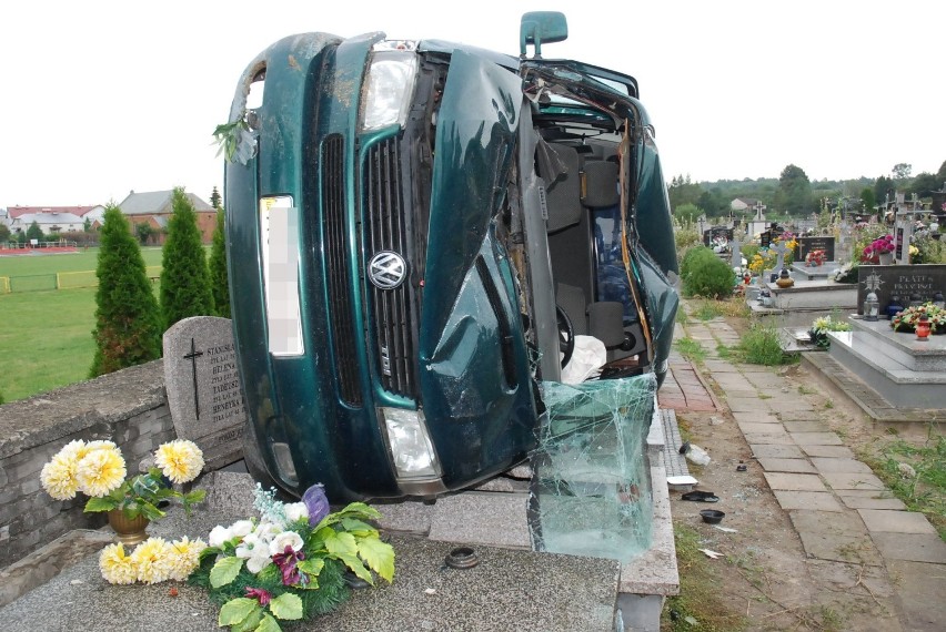 Obywatel Ukrainy wjechał na autem na cmentarz