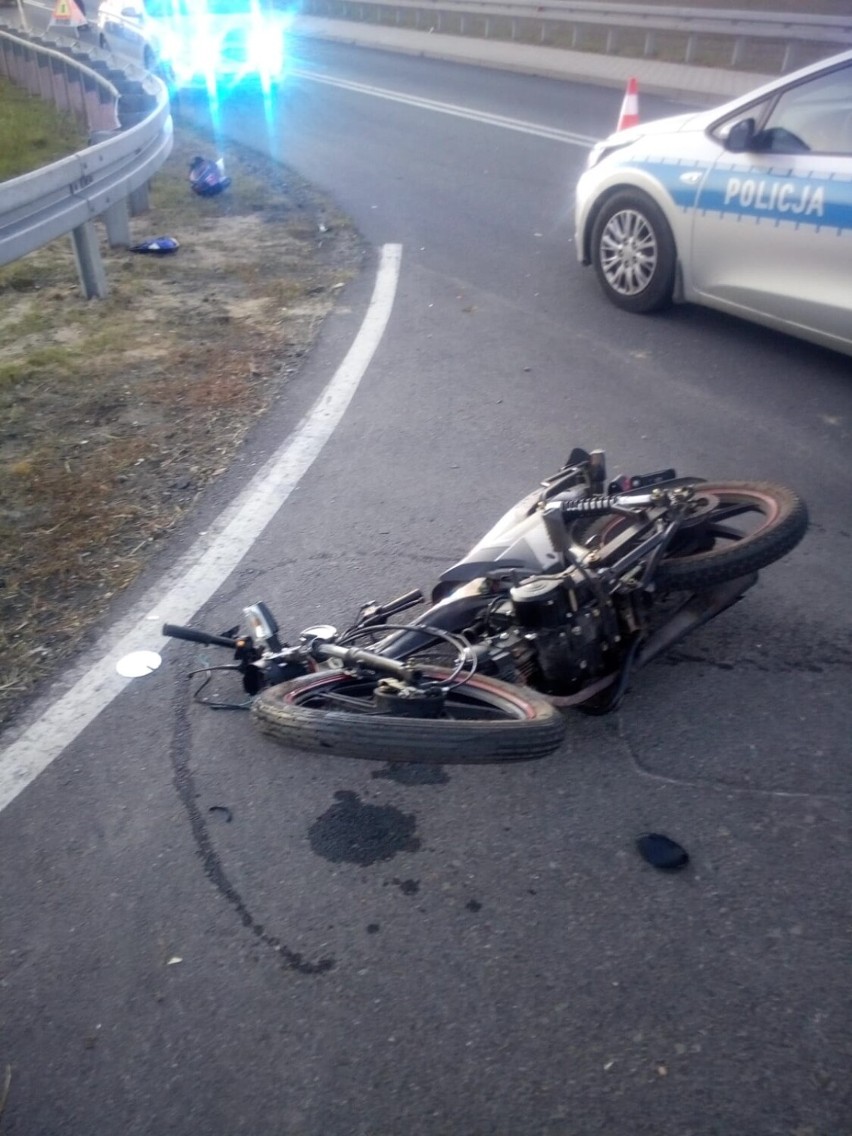 Bojanowo. Wypadek w Gołaszynie. Nie miał uprawnień do kierowania samochodem. Potrącił motorowerzystę. Wszystko nagrała kamera [FILM]