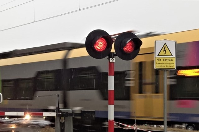 Corocznie w Polsce dochodzi do około 200 wypadków i kolizji na przejazdach kolejowo - drogowych
