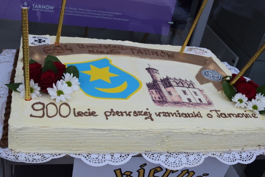 Wielki tort przygotowany specjalnie na 694. urodziny Tarnowa...