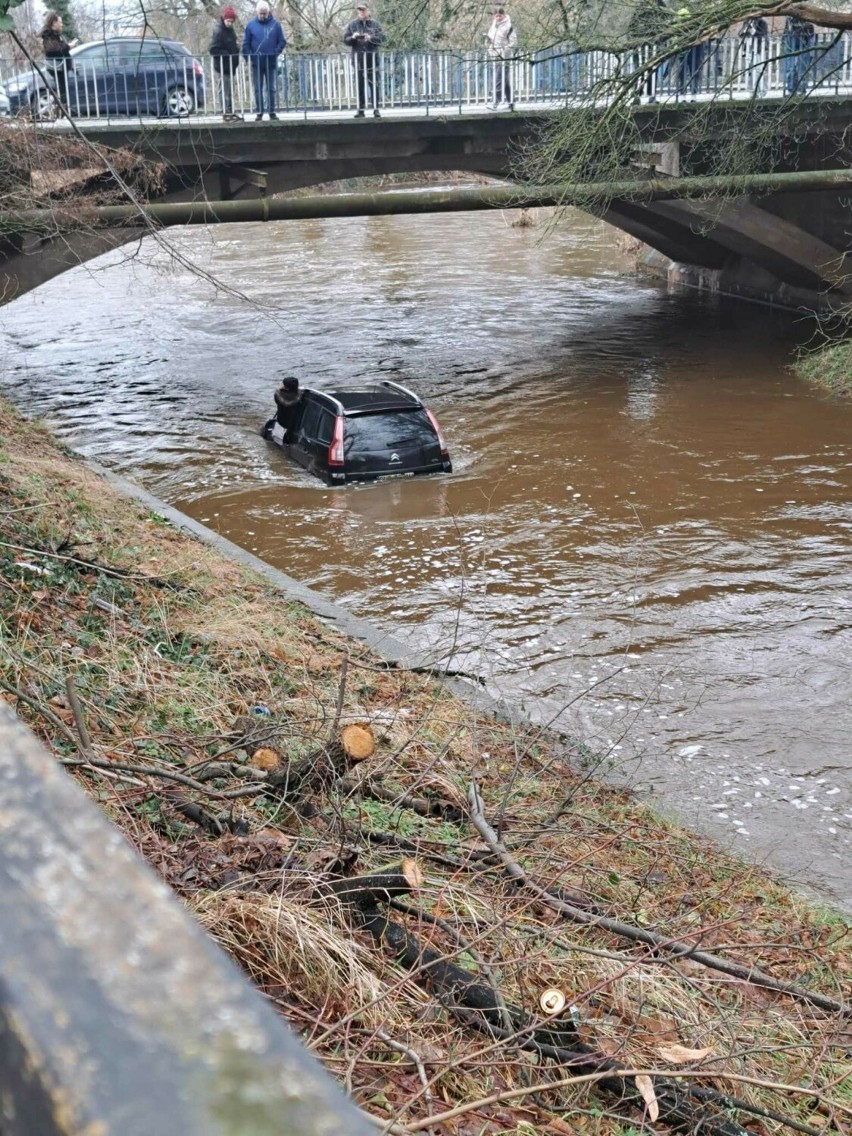 Samochód osobowy zjechał z drogi i wylądował w rzece.