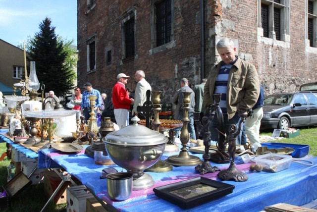Piotrkowska Giełda Staroci już drugi sezon odbywa się przed piotrkowskim muzeum