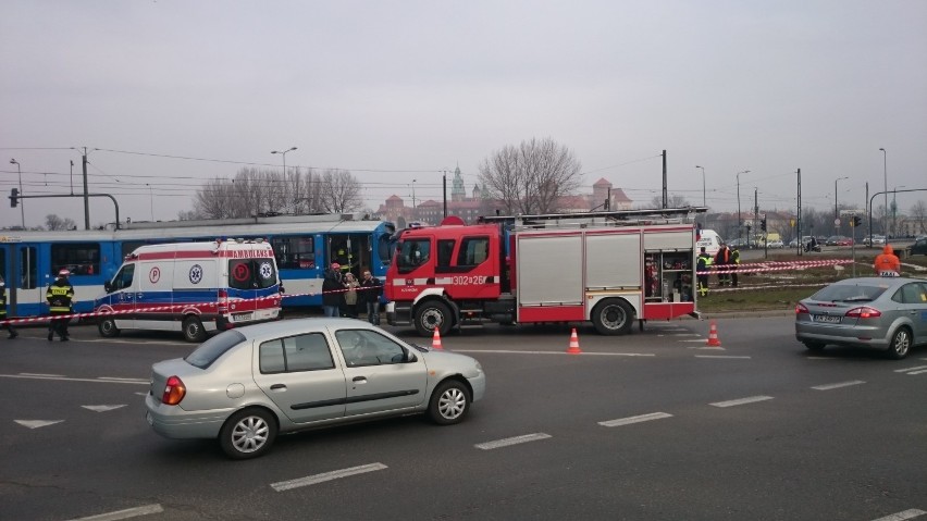 Kraków: wypadek na rondzie Grunwaldzkim. Tramwaj zderzył się z samochodem [ZDJĘCIA, WIDEO]