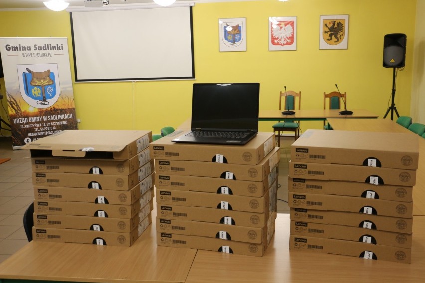 Najpierw udało się zakupić 21 laptopów.