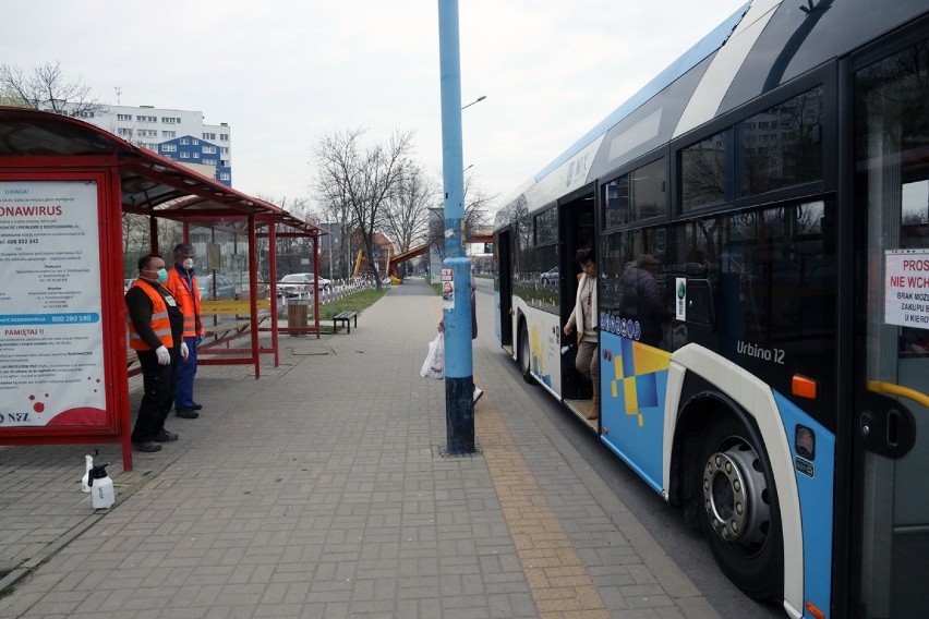Rozpoczęła się dezynfekcja przystanków autobusowych w Legnicy [ZDJĘCIA]