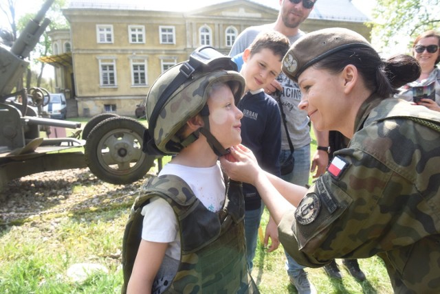 Tłumy na majówkowym pikniku militarnym w Drzonowie. Zobacz zdjęcia >>>