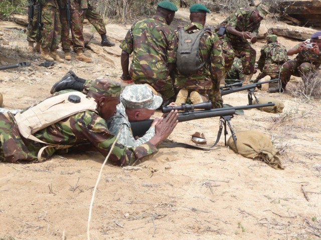Ćwiczenia kenijskich i amerykańskich żołnierzy (http://www.flickr.com/photos/usarmyafrica/5908695212/in/photostream/)